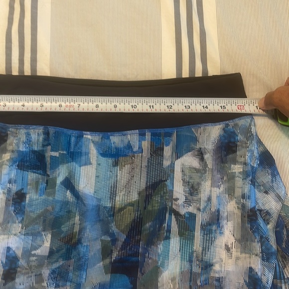 Excellent used condition. Lululemon size 6 skort - Picture 6 of 7
